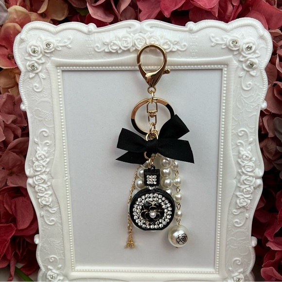 Chic Crystal Perfume Bottle & Pearls Keychain Eiffel Tower Charm - Picture 4 of 16